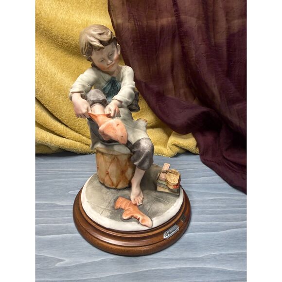 Giuseppe Armani 9" Figurine, “Boy Putting on Sock” – Florence Collection, Italy - Picture 2 of 15